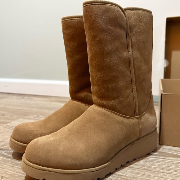 NWT & Box UGG Tan Winter Boots with Sheepskin Lining - Picture 3 of 10